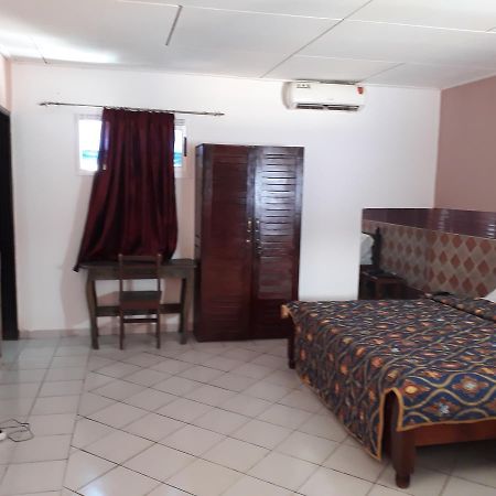 Hotel Residence Seven 7 Abidjan Buitenkant foto