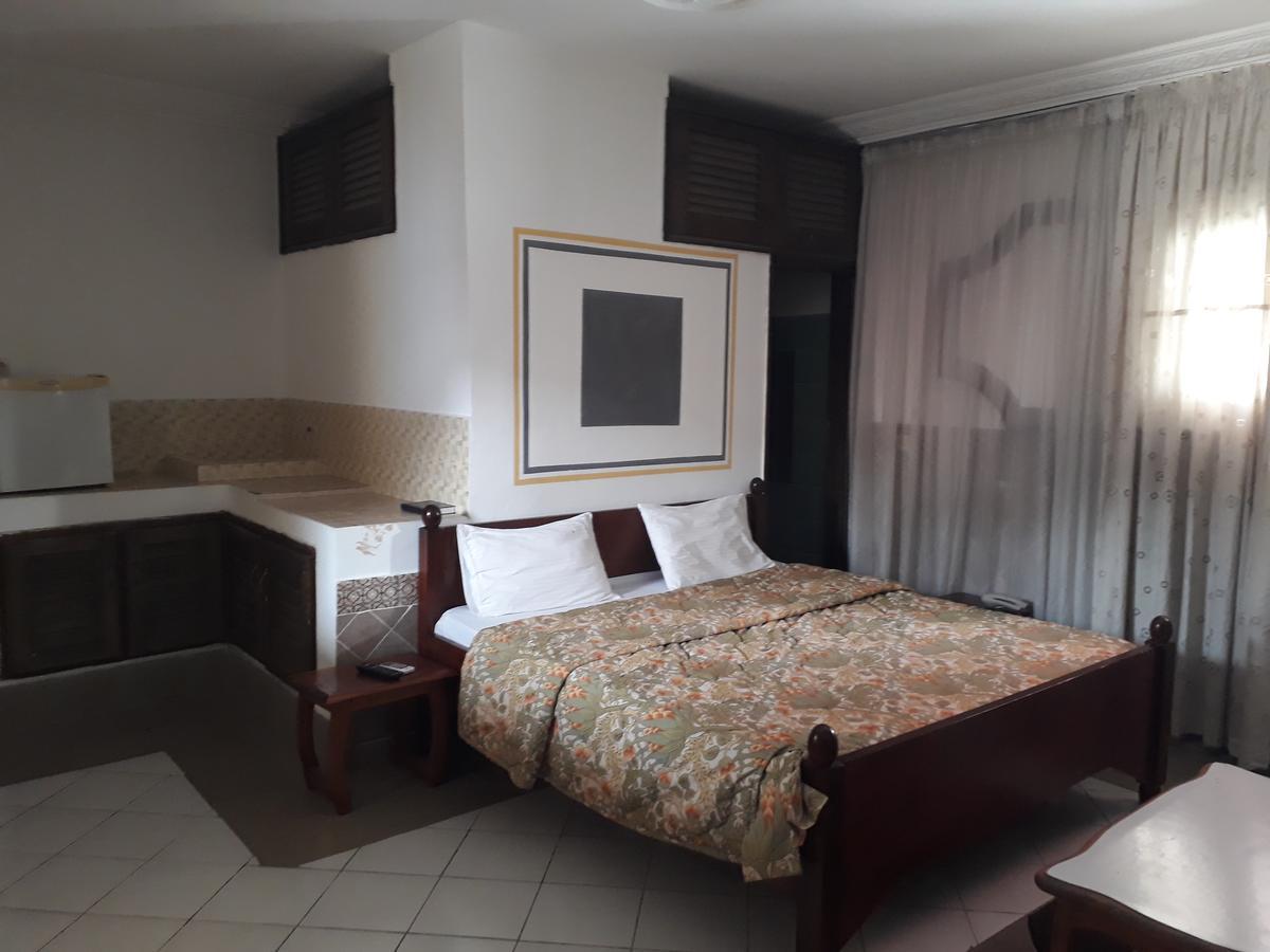 Hotel Residence Seven 7 Abidjan Buitenkant foto