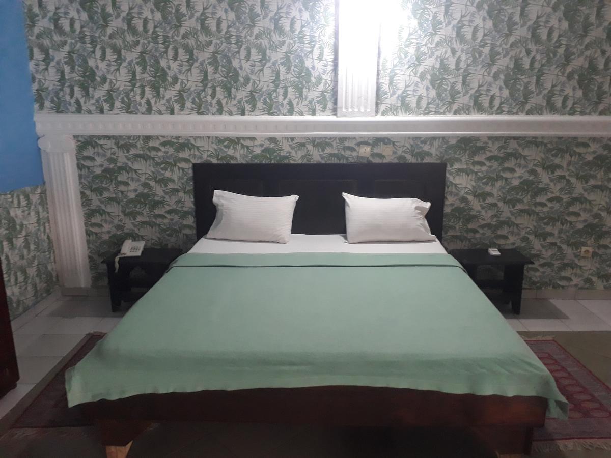 Hotel Residence Seven 7 Abidjan Buitenkant foto