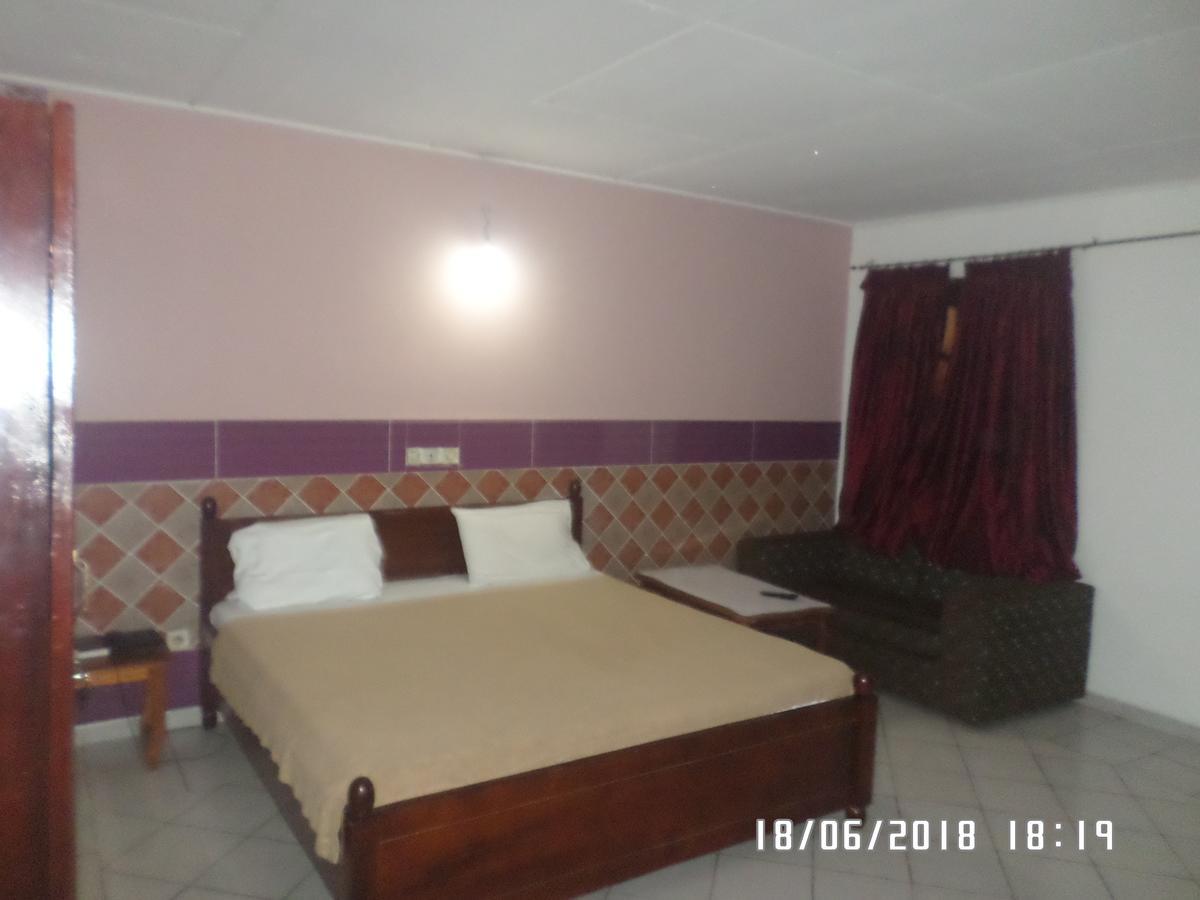 Hotel Residence Seven 7 Abidjan Buitenkant foto