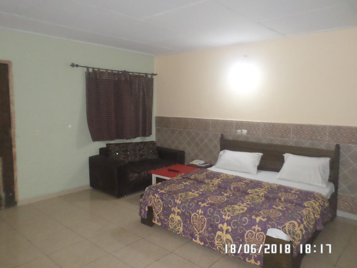Hotel Residence Seven 7 Abidjan Buitenkant foto